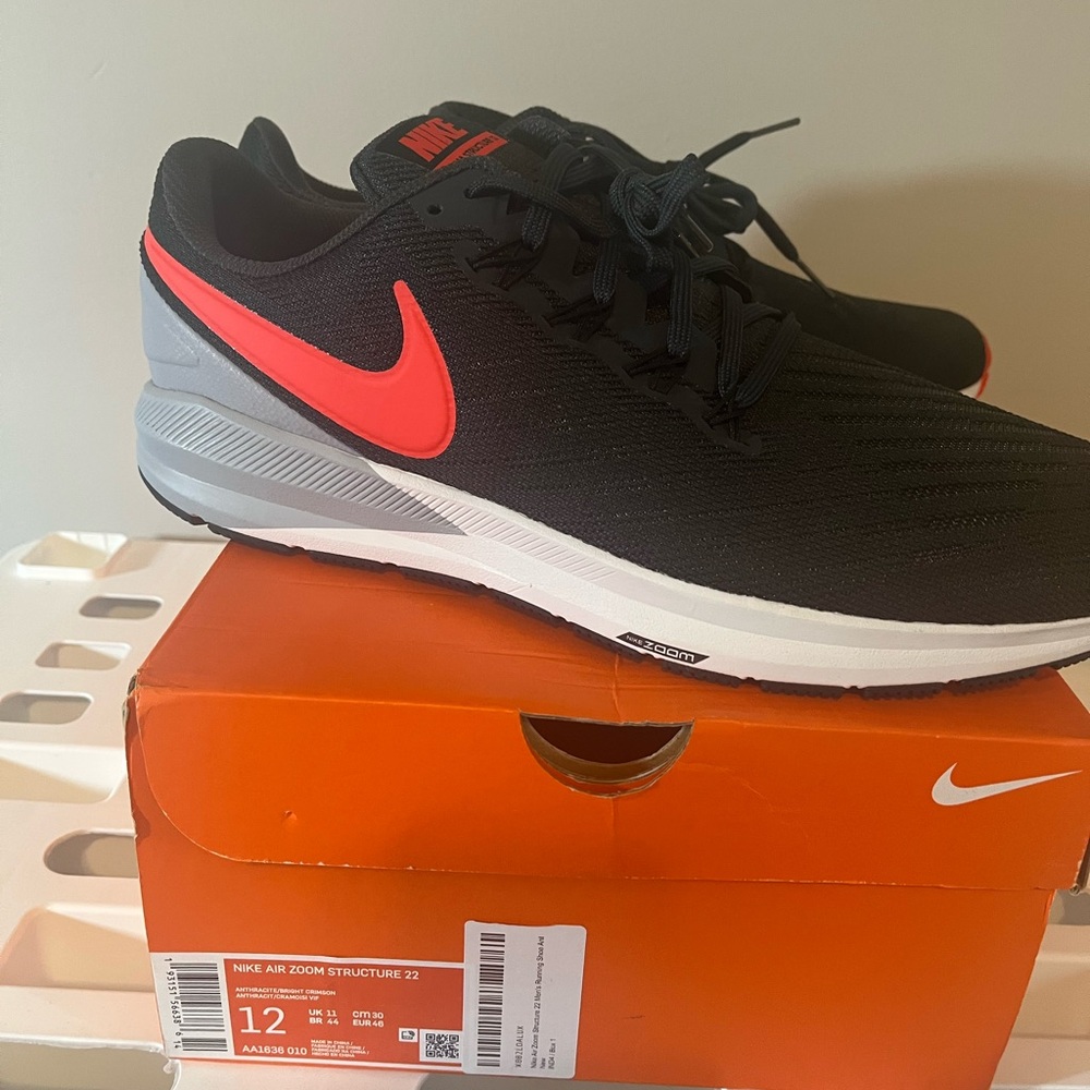 Nike Black and Red Athletic Shoes Sleek Design